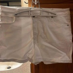 White American Eagle shorts